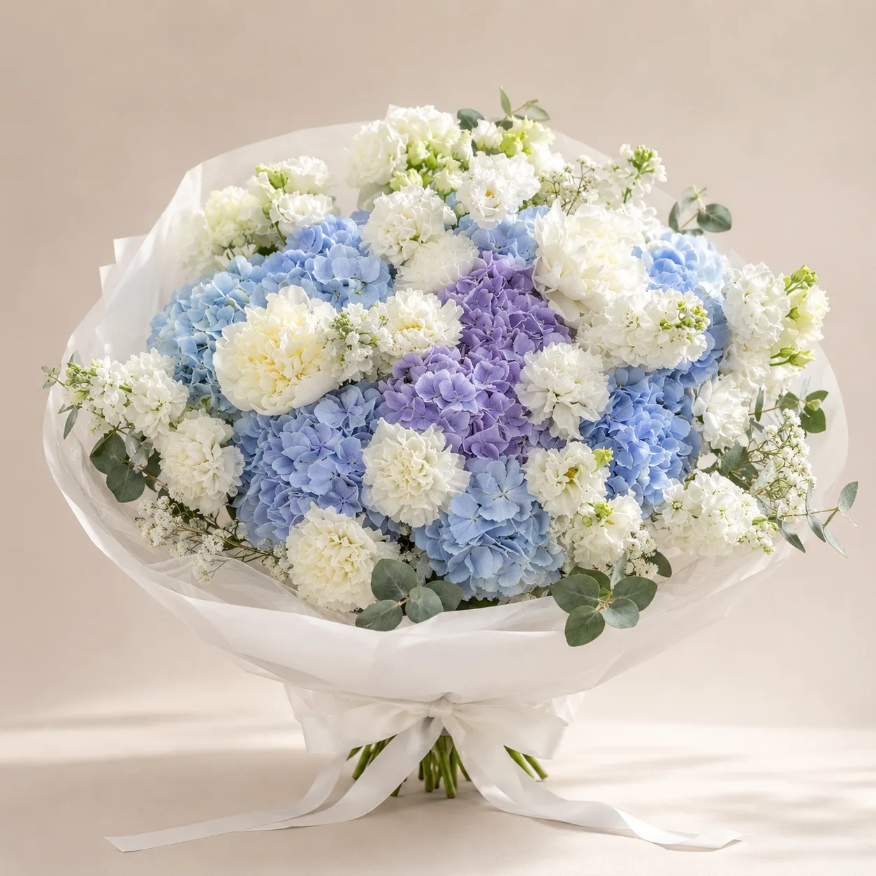 Blau-weißer Strauß mit Hortensien und weißen Blüten