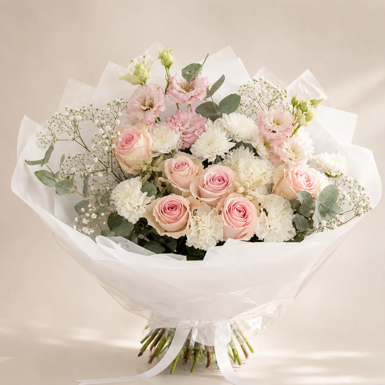 Handgebundener Strauß mit rosa Rosen, Eustoma und weißen Blüten