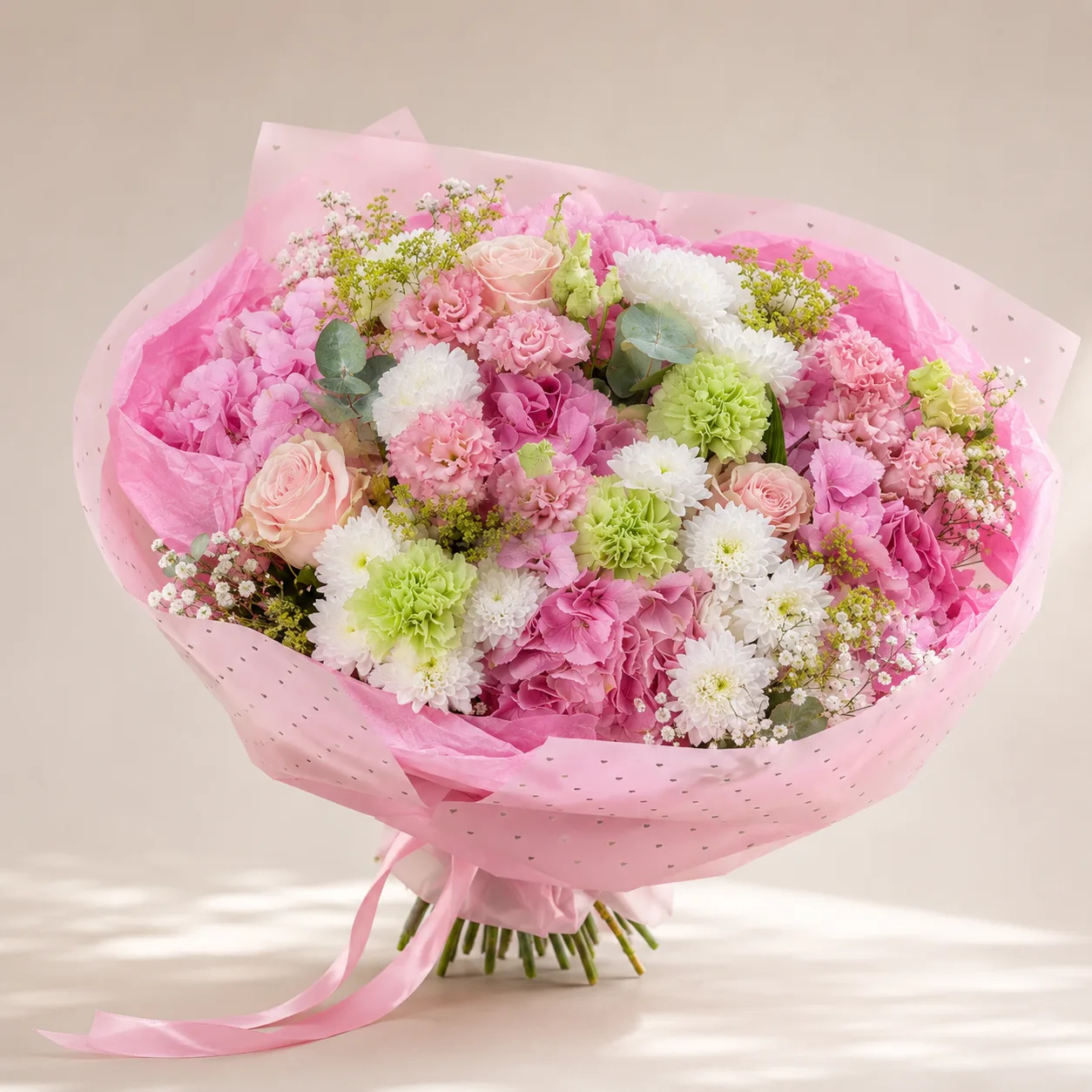 Großer pinker Strauß mit Hortensien, Rosen und weißen Blüten