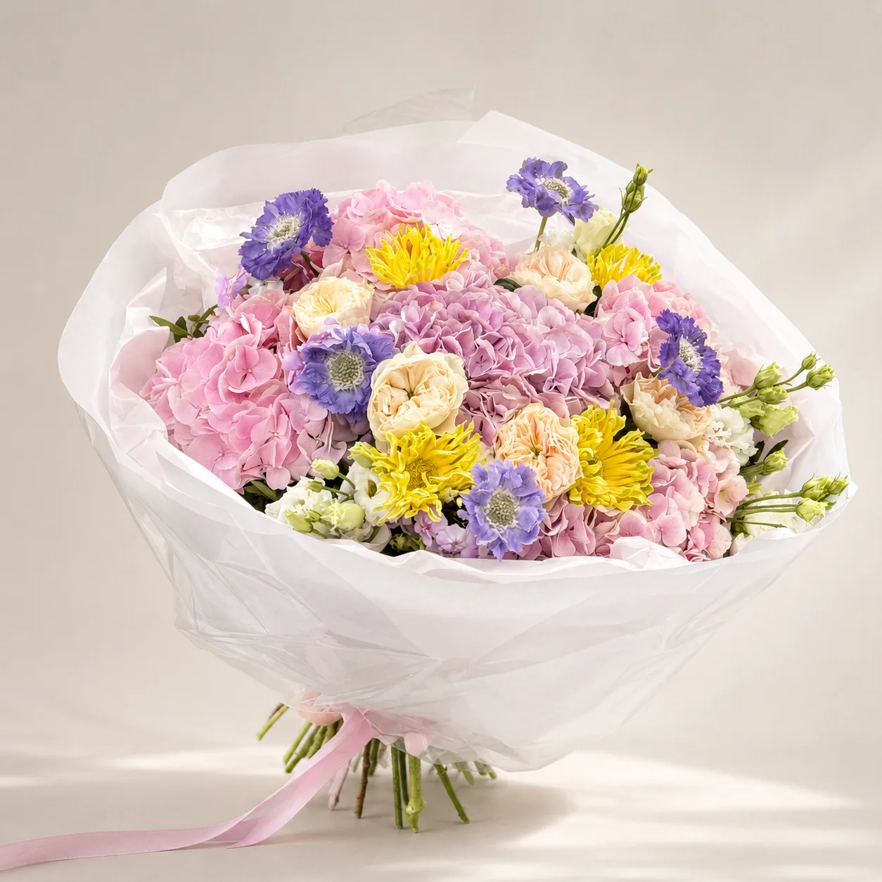 Bunter saisonaler Strauß mit Chrysanthemen