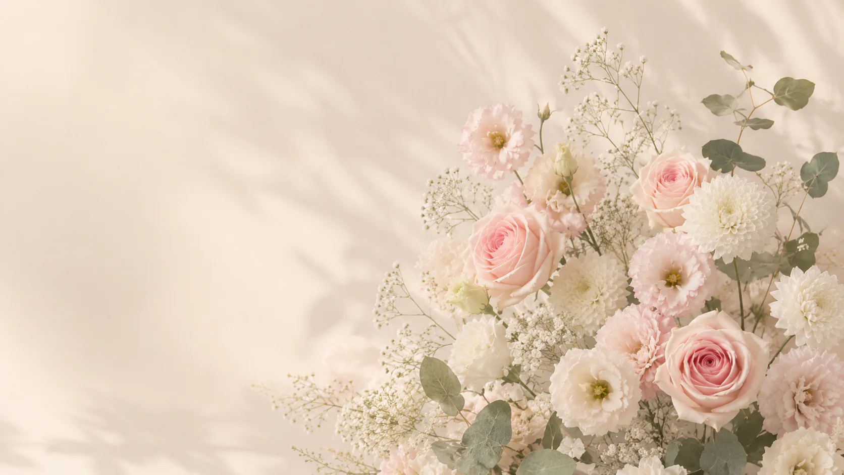 Zarte rosa und weiße Blumen im warmen Licht